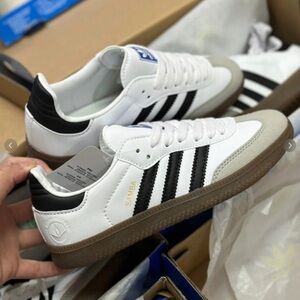 Adidas classic low top light casual shoes 

 NWT with box
